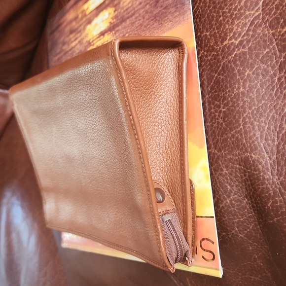 Burberry ( Burberrys ) Vintage Leather Clutch *OPEN TO REASONABLE OFFRRS* - Picture 6 of 11